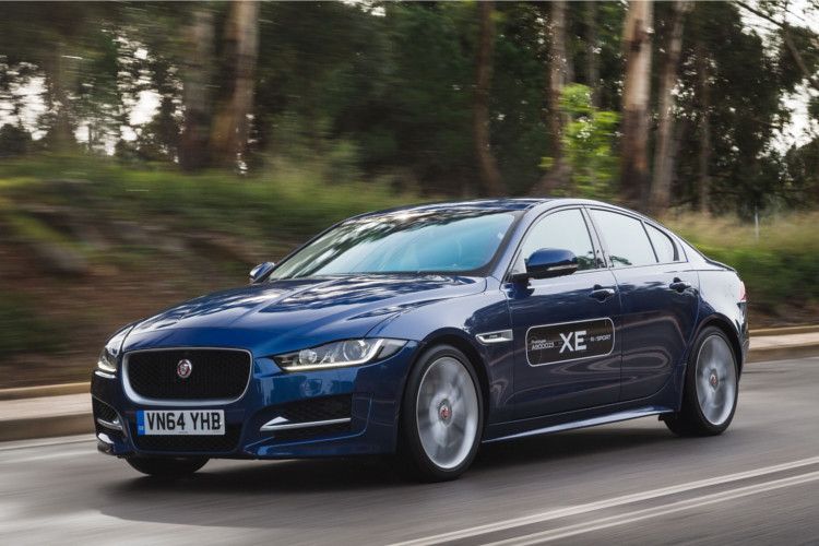 Noch ein halbes Jahr bis zum Marktstart des XE. Doch der jüngste Spross von Jaguar zeigt schon bei den Testausfahrten seine Zähne. (Foto: Jaguar)