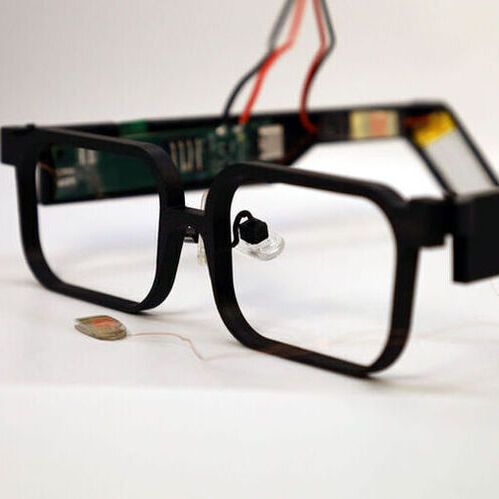 Prototype de tige en verre à côté de l'un de ces capteurs minuscules, fins et légers.(Source : Université Northwestern)