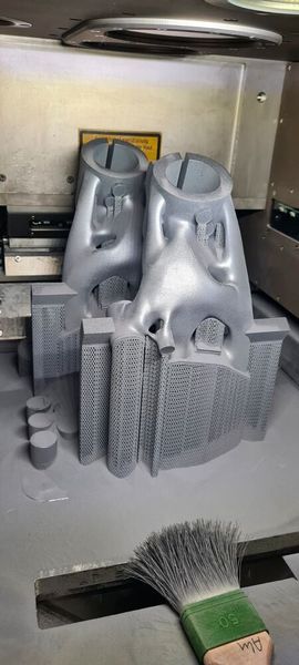 Frisch gedruckt stehen die beiden Leichtbau-Achsschenkel in der Anlage für das SLM-Verfahren (Selektive Laser Melting). Am Ende werde nur noch ein bisschen nachzerspant. (Bild: Parare)