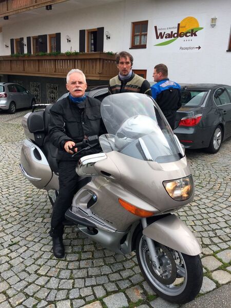 Markus Muxfeldt (Microsoft) führt sein Reise-Bike (mit Rückwärtsgang) vor. (IT-BUSINESS)