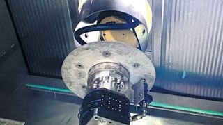 Hema hat die Faltenbälge im Außenrahmen etwas hochgesetzt. Dadurch hat der Roboterarm der Reinigungsmaschine maximale Bewegungsfreiheit. (Bild: Märkische Oberflächenanlagen- und Behälterbau GmbH)