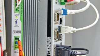 Aufgrund seiner kompakten und lüfterlosen Bauform lässt sich der Box-PC in nahezu jede Anwendung einbauen. (Phoenix Contact)