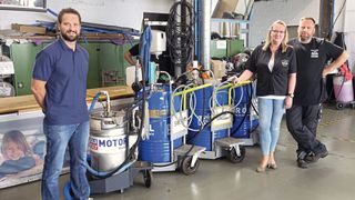 Krise? Welche Krise? Beim Margenbringer Nummer 1 haben Martina und Ludwig Fuss (r.) vor zehn Jahren aufs richtige Pferd gesetzt. Auch dank Liqui-Moly-Außendienstler Benjamin Ulbrich (l.) flutscht es bei ihnen in Sachen Motoröl & Co. wie geschmiert. (Bild: Dominsky/ »kfz-betrieb«)