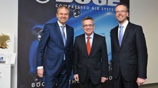 Boge-Geschäftsführer Wolf D. Meier-Scheuven, Bundesinnenminister Dr. Thomas de Maizière und Boge-Geschäftsführer Thorsten Meier. (Bild: Boge)