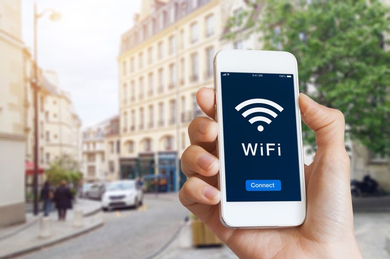 „Free WiFi“ für Berlin: Nach fünf Jahren mit zuletzt 2.029 WLAN-Access-Points an 499 Standorten wurde der Probebetrieb für ein WLAN-Netz an öffentlichen Gebäuden und Straßen Anfang 2022 eingestellt; eine Vertragsverlängerung sei aus „vergaberechtlichen Gründen“ nicht möglich gewesen.  Nach Angaben des Berliner Senats ist in den Jahren 2015 bis 2021 mit insgesamt mehr als 3,2 Millionen Euro zwar weniger ausgegeben worden als in den Haushaltsplänen veranschlagt, aber deutlich mehr als die 2014 angekündigte Anschubfinanzierung von 170.000 Euro. Und im Doppelhaushalt 2022/2023 wurden jeweils weitere 2,1 Millionen Euro pro Jahr eingeplant. Der Bund der Steuerzahler kritisiert den „Flickenteppich aus WLAN-Routern“ und verweist auf das bereits bestehende Angebot privater Anbieter. (Quelle: BdSt) (steve ball_stock.adobe.com)