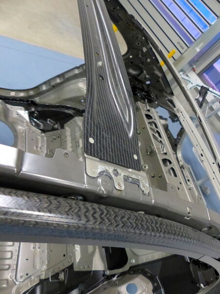 Halbhohlstanznieten binden den sogenannten Dachspriegel aus CFK beim BMW 7er an. (BMW)