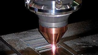 Das Pulverauftragschweißen mit Laser ermöglicht es, in präzisen Geometrien fein strukturierte Funktionsschichten aus härtbaren, zähen oder verschleißfesten Werkstoffen aufzutragen. Bild: Precitec (Archiv: Vogel Business Media)