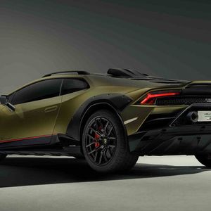 Zum Sterrato-Styling gehört auch ein markanter Heckdiffusor.(Bild:  Lamborghini)