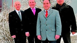 Alutec und Heatform werden auf der Tube die Kombination zweier Metallumformungsprozesse präsentieren. Von links: Dr. Peter Amborn (Technischer Direktor Heatform), Karl Kipry (Geschäftsführer Heatform), Stefan Kretz und Willy Kretz (beide Geschäftsführer Alutec) Bilder: Graf & Creative PR (Archiv: Vogel Business Media)