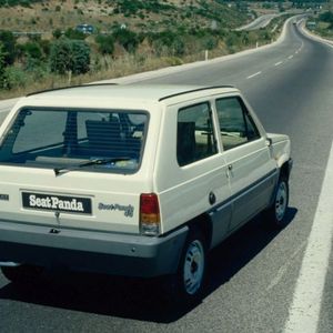 Gerade mal 720 Kilogramm wog das Einstiegsmodell mit 0,8-Liter-Motörchen. Das kantige Design sorgte für eine gute Ausnutzung der Verkehrsfläche und machte das Wägelchen sehr übersichtlich.(Seat)