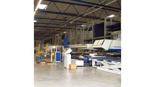 Blick in die neue Halle mit dem ausgezeichneten Maschinenpark mit Trumpf-Maschinen; im Hintergrund das neue Blechlager von 
Trafö. Bilder: Wieneke (Archiv: Vogel Business Media)