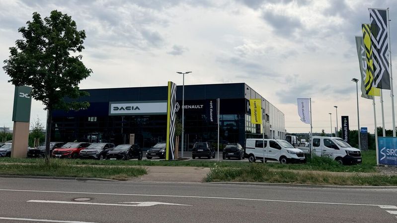 In rund einem Jahr Bauzeit ist ein modernes Renault-, Dacia- und Alpine-Autohaus entstanden. (Bild:  Autohaus Sirch)
