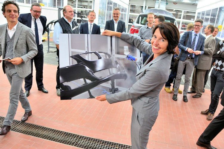 Als Andenken an die Neueröffnung erhielt Kohl-Vogel ein visuelles Souvenir. (Foto: Neumann)