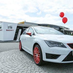 Die Autohausgruppe Ostermaier hat in Vilsbiburg ihren ersten Seat-Betrieb eröffnet.(Bild:  Seat)