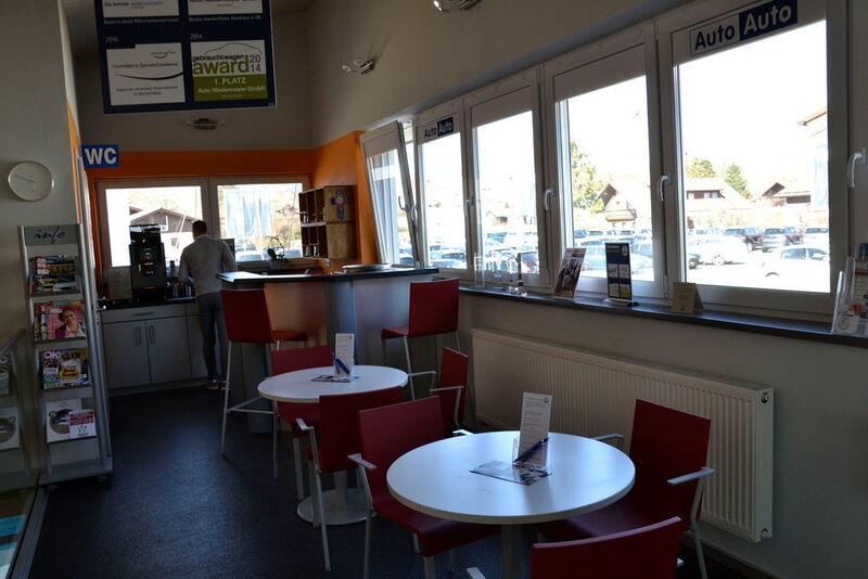 Kunden können die Wartezeiten in der hauseigenen Caféteria überbrücken ... (Mauritz/»kfz-betrieb«)