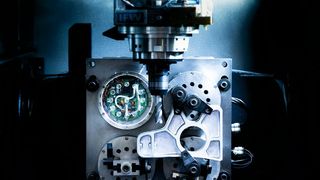 KI in der Werkzeugmaschine: Blick auf ein „fühlendes“ Spannsystem mit integrierter, dezentraler „Intelligenz“, wie es am IFW der Leibniz-Universität in Hannover entwickelt wurde. (Bild: Leibniz-Universität Hannover)