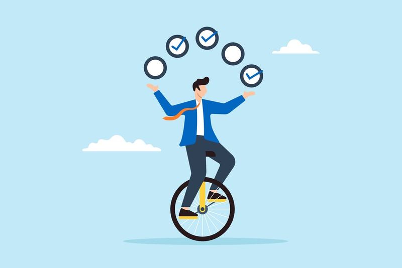 Bleiben Sie realistisch mit sich selbst! Stress ist unangenehm – daher ist es nicht verwunderlich, dass dieser Zustand schnellstmöglich beendet werden soll. Ein häufiger Fehler hierbei ist, dass unrealistische Erwartungen an einen selbst gesetzt werden und noch mehr Druck entsteht. Bleiben Sie sich gegenüber daher möglichst realistisch und rechnen Sie mit Verzögerungen durch äußere Umstände. Setzen Sie sich kleine Ziele! Diese motivieren Sie und vermindern somit das Gefühl der Überforderung.  (Bild: VZ_Art)