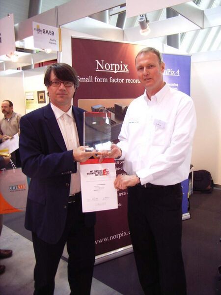 Jens Hashagen, Product Manager Software von AVT, überreicht Luc Nocente, President von Norpix, die Mitgliedschaftsurkunde auf der VISION 2008 (Archiv: Vogel Business Media)