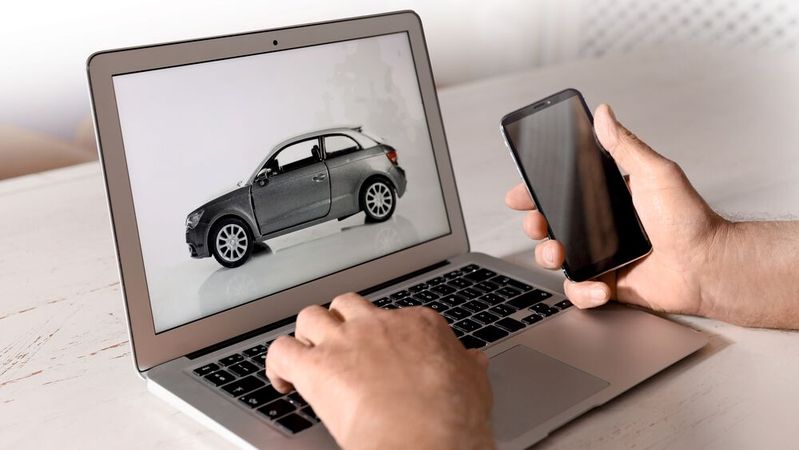 Kunden werden meist erstmals online auf Gebrauchtwagen aufmerksam.(Bild:  © New Africa - stock.adobe.com)