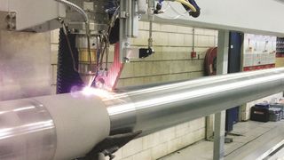 EHLA-Anlage zum Laserbeschichten von bis zu zehn Meter langen Kolbenstangen. (Fraunhofer ILT)