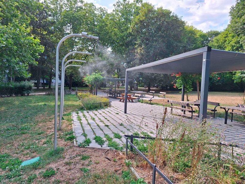 60 Hochdruck-Nebelduschen sind Teil des Wiener Hitzeschutz-Konzeptes. Verteilt in Wiener Parks, sorgen sie an heissen Tagen für Abkühlung.  (Bild: Kaiser.Works)