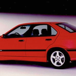 Defintiv ein Tipp für Sammler: der BMW 318is Class II von 1994/95. Dabei handelt es sich um ein auf 2.500 Stück limitiertes Homologationsmodell für den Super-Tourenwagen-Cup (STW) und die einzige E36-Limousine mit dem is-Motor. Vom M3 GT übernam der Class II optische Merkmale. Außerdem erhielt er das M-Paket und eine Frontstoßstange mit „M-Lippe“ mit sogenannten GT-Ecken/GT-Flaps. Aktuell gibt es das seltene Modell im guten Zustand für rund 18.000 Euro.(Bild:  BMW)