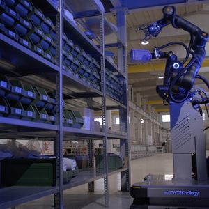 Nun kann der humanoide Roboter von Bosch Rexroth die Komponente dorthin bringen, wo sie gebraucht wird.(Bild:  Bosch Rexroth AG)
