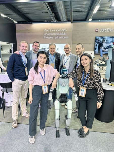 L'équipe d'Humard Automation et Ringo le robot humanoïde sur le stand de l'entreprise lors du SIAMS 2026. (Source : Margaux Pontieu)