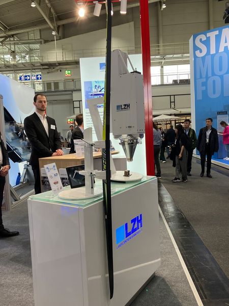 Das Wachsen von Skiern und Snowboards sorgt für ein besseres Gleiten und höhere Geschwindigkeiten. Doch die dafür üblichweise verwendeten Wachse enthalten gesundheitsgefährdende PFAS. Daher hat die EU für diese Stoffe sehr niedrige Grenzwerte erlassen und der internationale Ski-Verband sowie der die Internationale Biathlon-Union habendie Verwendung von PFAS bei ihren Wettbewerbern ganz verboten. (Bild: Juliana Pfeiffer/VCG)