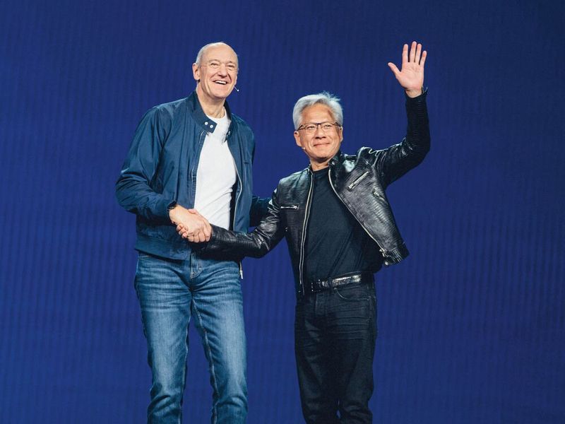 Jensen Huang (re.), Gründer und CEO von Nvidia, und Roland Busch (li.), Vorsitzender des Vorstands der Siemens AG erweitern ihre Partnerschaft, um KI zum Betriebssystem der Industrie zu machen. (Bild: Siemens)