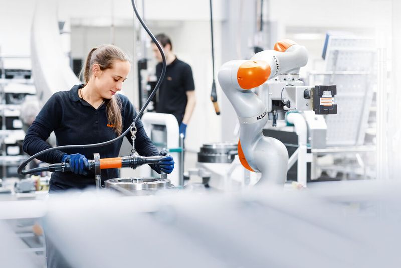 Fokusbereich 6 – Möglichkeiten schaffen: Da Roboter immer einfacher zu bedienen sind und sogar intuitiv programmiert werden können, wird die Technologie viel zugänglicher. Eine Domäne, die früher nur wenigen hochqualifizierten technischen Experten vorbehalten war, bietet nun jedem die Möglichkeit, seine Fähigkeiten und beruflichen Perspektiven in der Robotik zu entwickeln. So haben Arbeitnehmer mehr Möglichkeiten, eine aktive Rolle zu übernehmen und fortschrittlichere Aufgaben auszuführen.  (Bild: Kuka)
