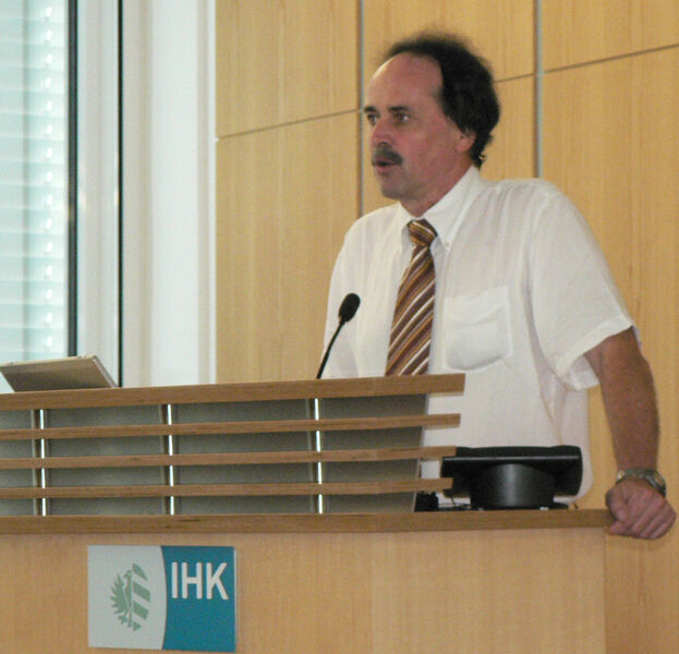 Karl-Heinz John begrüßt die Teilnehmer (Archiv: Vogel Business Media)
