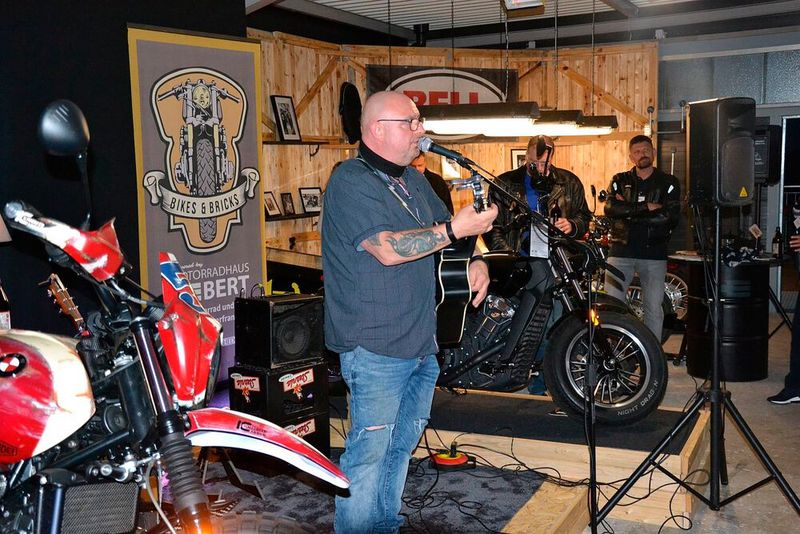 Umgebaute Motorräder, passende Möblierung und Livemusik ergaben ein stimmungsvolles Ambiente – besser hätte die 15. Tour nicht beginnen können! (Bild: Dotzler, Dominsky, Lacher, Maderner, Michel, Rosenow, Schweitzer/»kfz-betrieb“)
