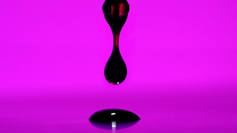 Evonik entwickelt Katalysatoren und Adsorbentien zur Reinigung von Pyrolyseöl, um dessen Einsatz als Rohstoff in petrochemischen Prozessen zu ermöglichen.(Bild:  Evonik Industries AG)
