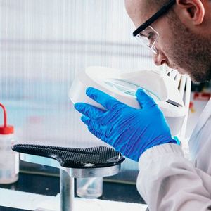 Fizik betont, dass keiner der individualisierten Fahrradsättel zu Kunden geht, bevor er nicht genauestens kontrolliert wurde. Auch die Montage erfolge im Hinblick auf Langlebigkeit und hohem Qualitätsstandard.(Bild:  Fizik)