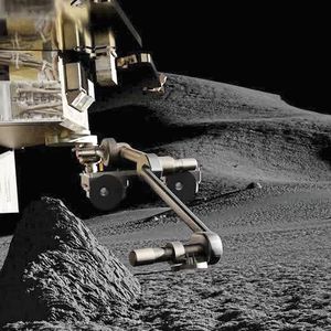 Regolith-Probenentnahme mit dem SAMPLR-Roboterarm, auf dem auch die CrystalSpace-Kameras zu sehen sind. Das Rendering basiert auf Daten von NASA VTAD und dem digitalen Geländemodell von LROC.(Bild:  Dr. Mihkel Pajusalu, Observatorium Tartu)