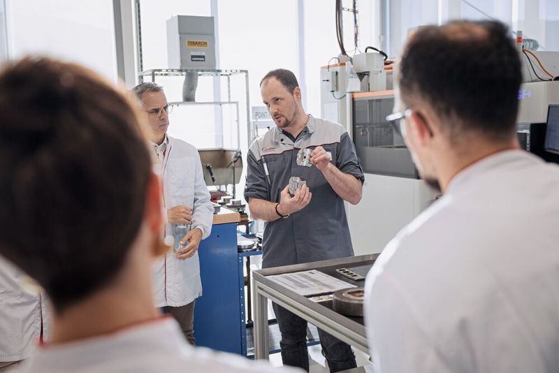 Le site de Glovelier a diversifié ces activités mais l'étampage est son savoir-faire historique. Du dessin technique au traitement thermique, en passant par la fabrication des matrices, tout est fait dans l'atelier. (Source : Guillaume Perret / Cartier)