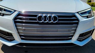 Wieder einer weg! Vom Kunststoffteile-Hersteller Plastic Manufacturing aus Nürnberg kommen etwa hochwertige Kühlergrills für Audi. Weil es aber in der Autoindustrie derzeit schlecht läuft, musste das Unternehmen jetzt den Weg in die Insolvenz antreten. (Bild: Audi)