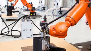 Der 3D-Druck-Spezialist Caracol lässt es sich nicht nehmen, seine auf Kuka-Robotern basierende Plattform für die additive Fertigung von großen Bauteilen auf der IMTS in Chicago zu präsentieren. Hier ein Überblick über das System ... (Bild: Caracol)