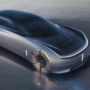 Lincoln bietet mit dem L100 einen Blick in die weite elektrische Zukunft. Obwohl das Modell dank E-Antrieb auch ganz anders geformt sein könnte, setzen die Designer auf einen klassischen Vorderwagen.(Bild:  Lincoln)