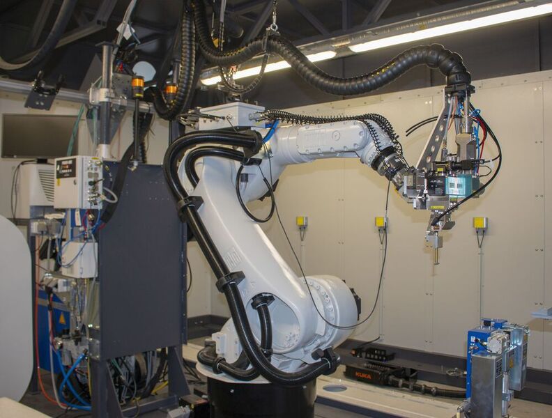 Für die Leitungsführung an Laser-Robotern kommen die dreidimensionalen Energieketten der Serie Triflex R zum Einsatz.  (Igus)