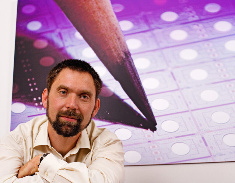 „Während die Siliziumplatte bei herkömmlichen Mikrospiegeln durch eine hundert Nanometer dicke Aluminiumschicht verspiegelt wird, haben wir hochreflektierende elektrische Schichten auf das Siliziumsubstrat aufgebracht“, erläutert Dr. Thilo Sandner, Gruppenleiter am IPMS. (Bild: Fraunhofer IPMS)