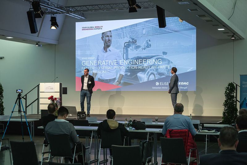 Simon Merget (links) von Edag und Sebastian Möller (rechts) von Elise stellen einen automatisierten Konstruktionsprozess vor. (Stefan Bausewein/Automobil Industrie)