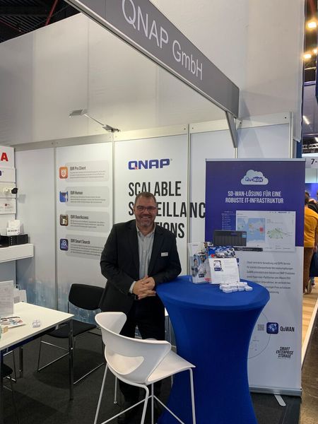 Sascha Riechmann hält die Stellung am QNAP Stand. (Bild: Vogel IT-Medien)