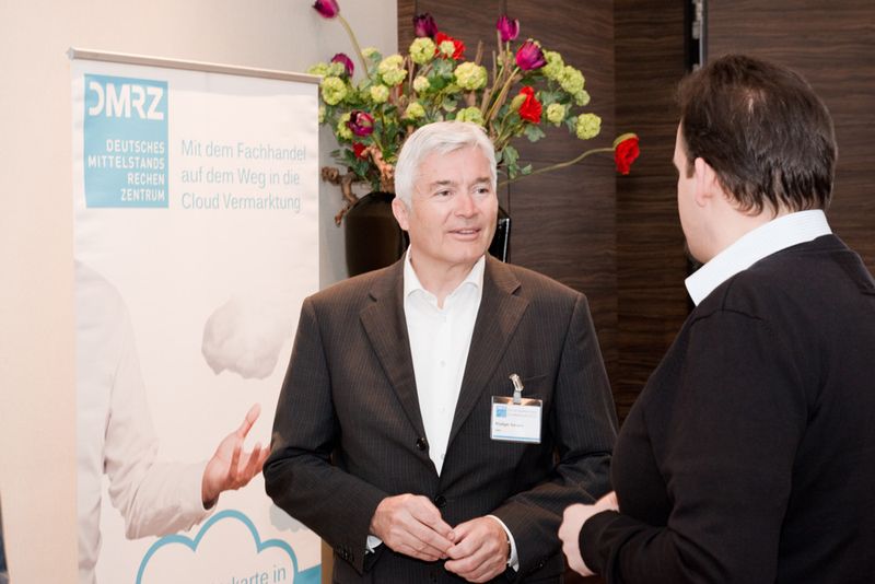 Rüdiger Sievers, Geschäftsführer des DMRZ Deutsches Mittelstandsrechenzentrum, im Gespräch mit einem Teilnehmer. (Bild: Ingo Lücker / DMRZ)