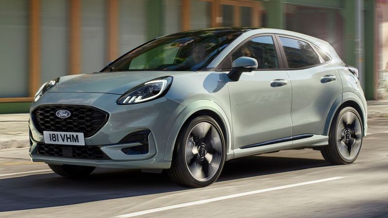 Das Design bleibt im Kern unangetastet, allerdings wandert das bisher am oberen Rand der Frontschürze montierte Markenlogo nun in den Kühlergrill. (Bild: Ford)