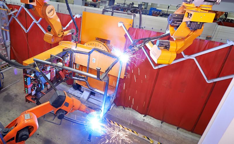 Die Werkstück-Positionierer – ausgestattet mit einer Wechselvorrichtung – bringen die Kabinen in eine für das Schweißen immer optimale Lage. (Bild: eckhardreuterfotodesign)