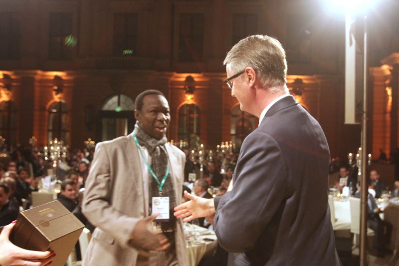 Christophe Letellier, CEO Sage ERP X3 und CEO Sage Midmarket Europe, überreichte einem Vertreter von Logiciels & Services die Auszeichnung zum Partner des Jahres. (Sage)