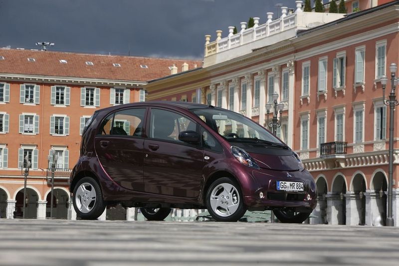 Die baugleichen Elektro-Kleinstwagen Citroen C-Zero, Mitsubishi Electric Vehicle (Foto) und Peugeot Ion stellen eine Leistung von 49 kW/67 PS bereit. Rund 150 Kilometer reicht der Akku, die Ladezeit liegt zwischen 30 Minuten (80 Prozent) und neun Stunden. (Mitsubishi)