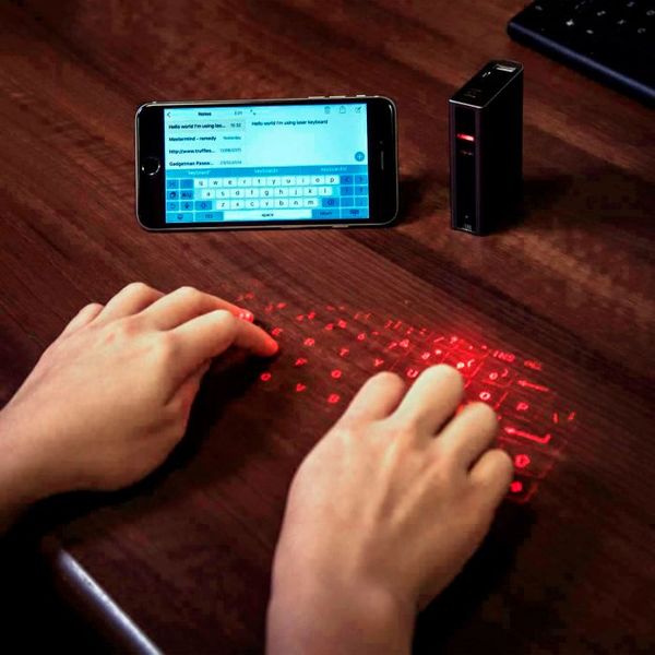 Eine Konkurrenz für den Weihnachtsbaum ist auch die „Laser-Tastatur“ von Monsterzeug. Sie ist außerdem eine 3-in-1-Powerbank (5.200 mAh) mit Lautsprecher. Die Box wird einfach via Bluetooth oder USB-Kabel mit einem Gerät verbunden und projiziert eine Tastatur mit deutschem Layout (Qwertz) auf eine gerade Fläche. Ein Mausmodus ist ebenfalls integriert, wobei der Cursor mittels Gesten gesteuert wird. Kostenpunkt: 74,95 Euro. (Bild: www.monsterzeug.de)